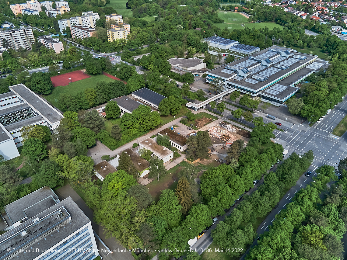 14.05.2022 - Luftbilder von der Baustelle Haus für Kinder in Neuperlach